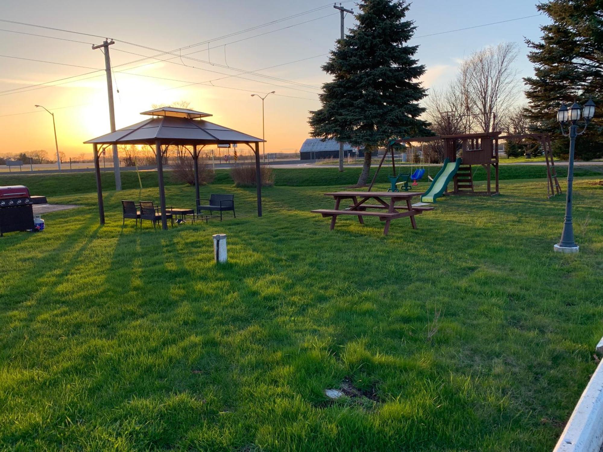 Twin Oaks Motel Orono Dış mekan fotoğraf